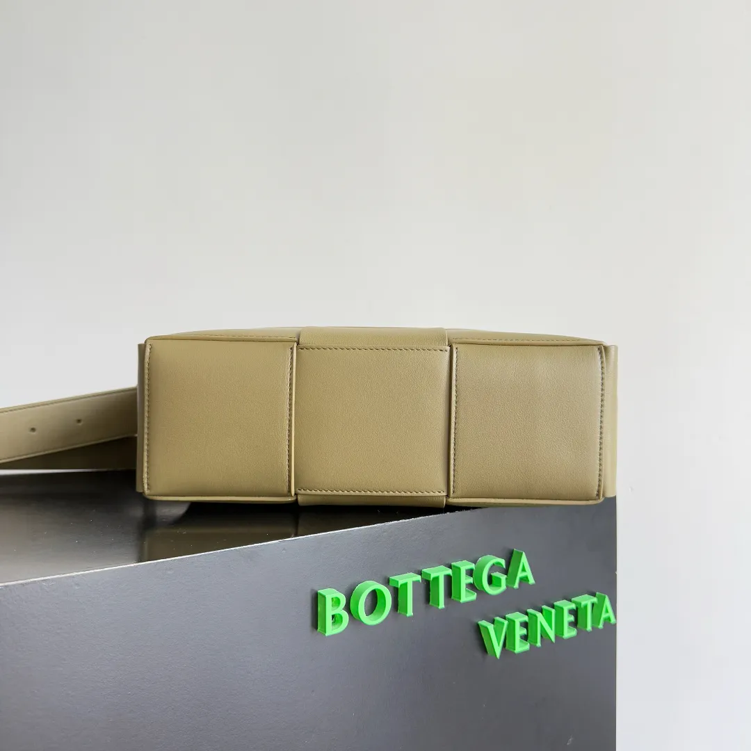 Batch 2480 BOTTEGA VENETA2025 new small ARCO camera bag. The bag has a unique woven design, which looks like scattered small squares. It has a strong sense of design! It’s very eye-catching👀Although the bag is not big, it can actually be packed🙌 Its cuteness and charm are irresistible! You can go out with just one carry, so worry-free! Very cost-effective 💯 Suitable for all men who have the habit of backpacking. The upper body is really handsome and very low-key! I think it’s very suitable for carrying on my daily back to work, it’s not too rigid and it feels very fashionable! Very tonally! Style number: 731165 Size: 28*18*9cm